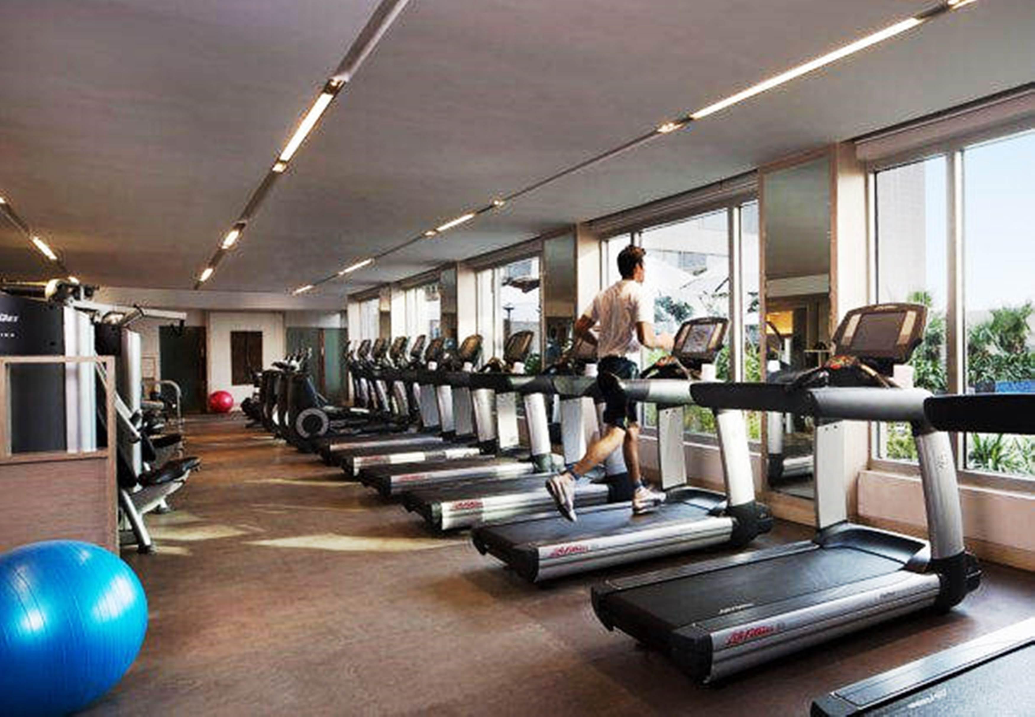 Jw Marriott Hotel New Delhi Aerocity Exterior foto A treadmill in a gym