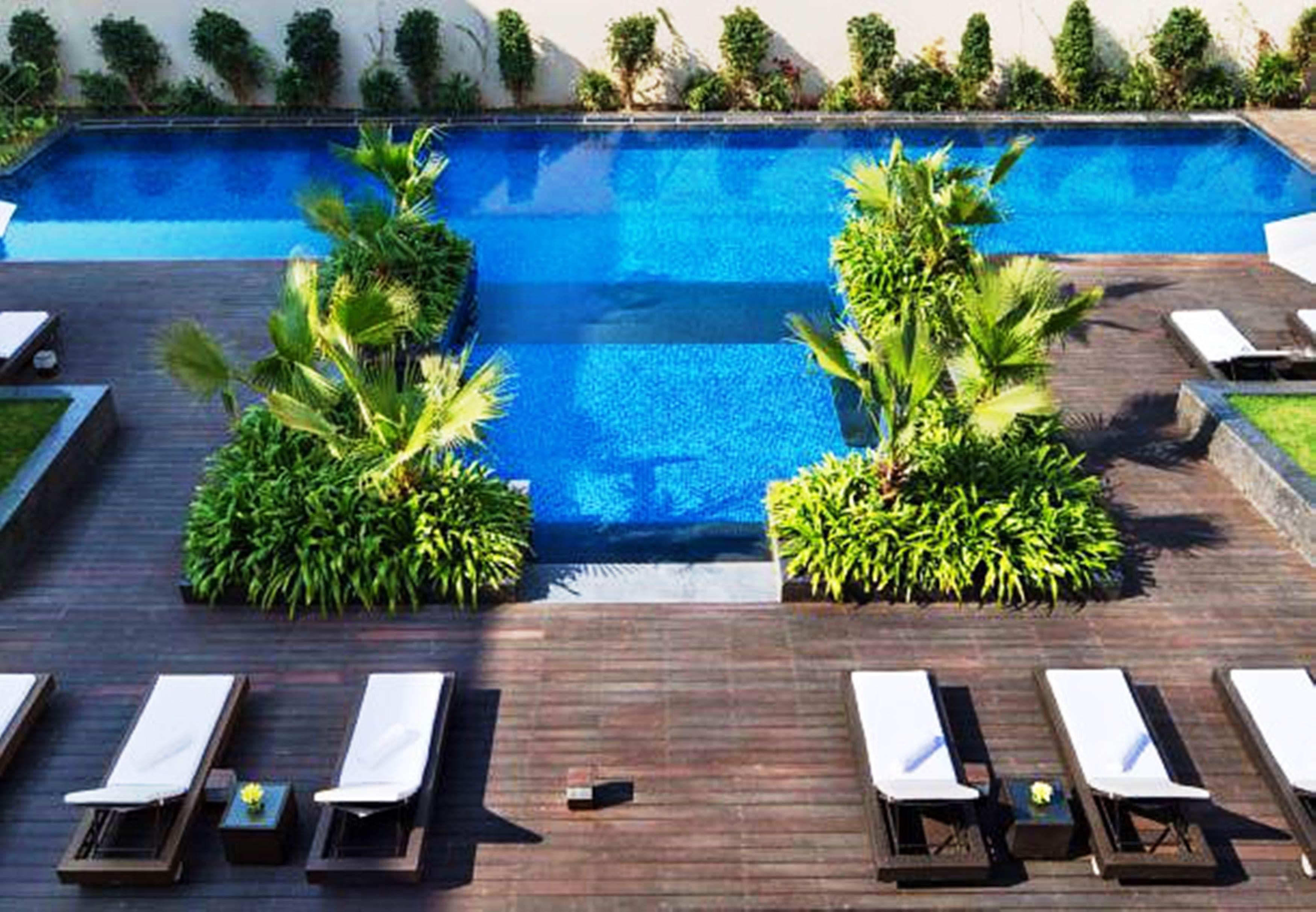 Jw Marriott Hotel New Delhi Aerocity Exterior foto The pool at the hotel