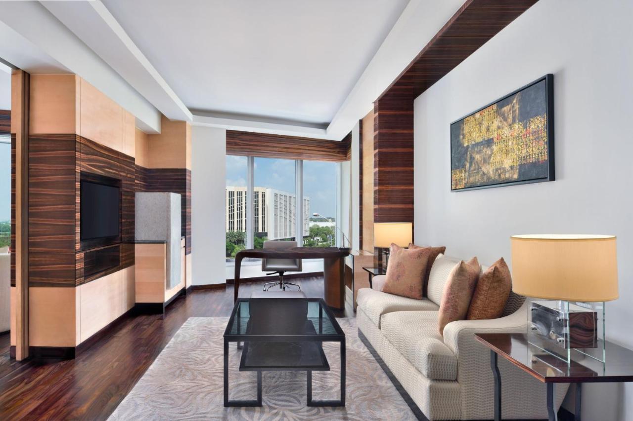 Jw Marriott Hotel New Delhi Aerocity Exterior foto A living room at the Westin