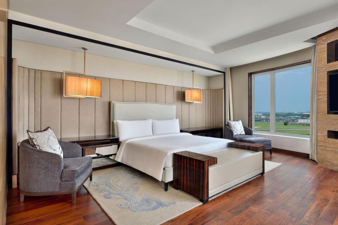 Jw Marriott Hotel New Delhi Aerocity Exterior foto A bedroom at the hotel