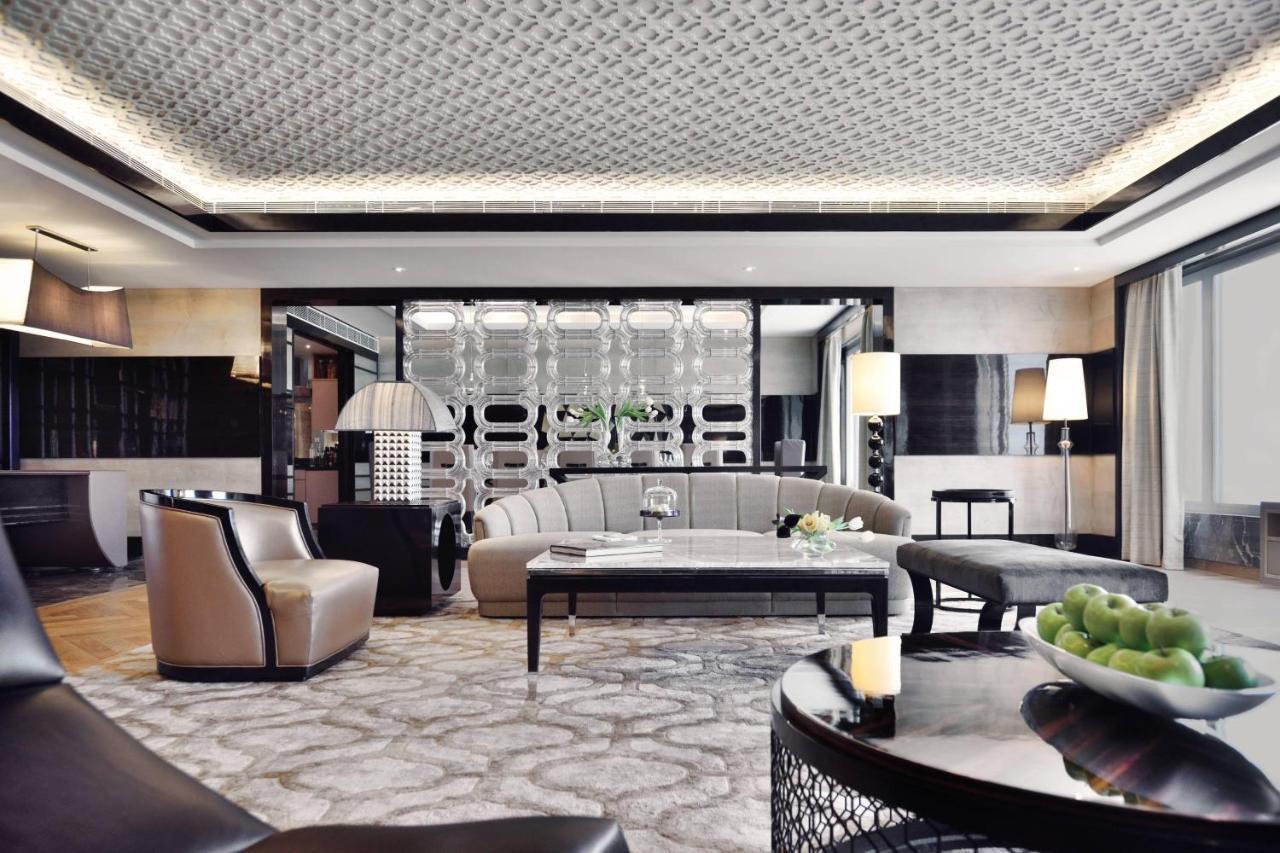Jw Marriott Hotel New Delhi Aerocity Exterior foto The interior of a suite at the Mandarin Oriental, Hong Kong