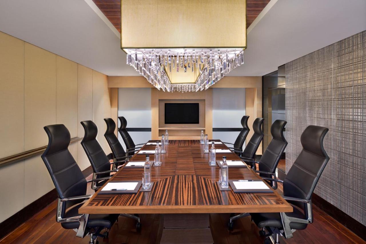 Jw Marriott Hotel New Delhi Aerocity Exterior foto Boardroom at The Westin Mumbai International Airport
