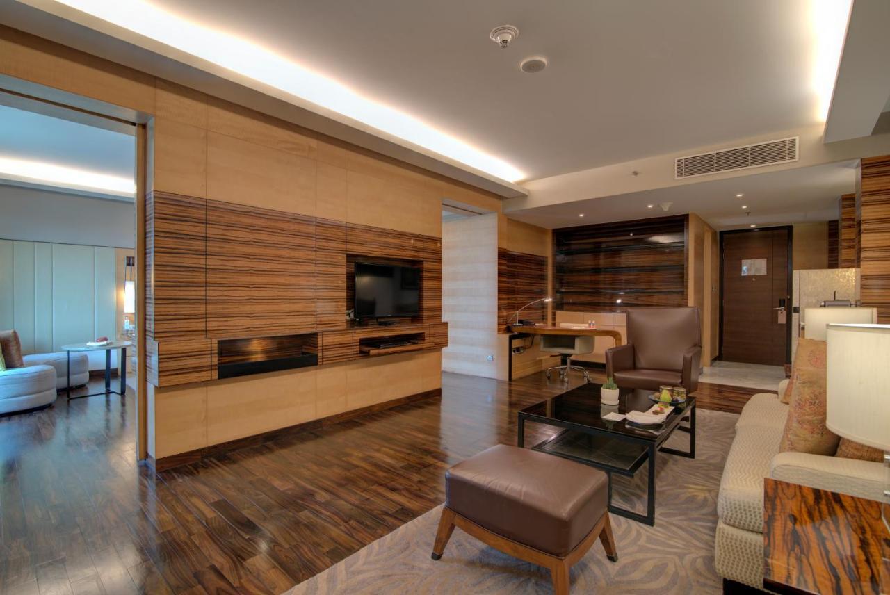 Jw Marriott Hotel New Delhi Aerocity Exterior foto A suite at the hotel