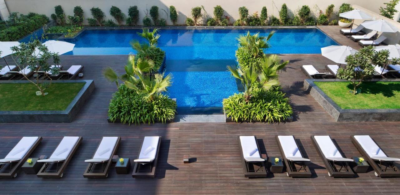 Jw Marriott Hotel New Delhi Aerocity Exterior foto The pool at the hotel