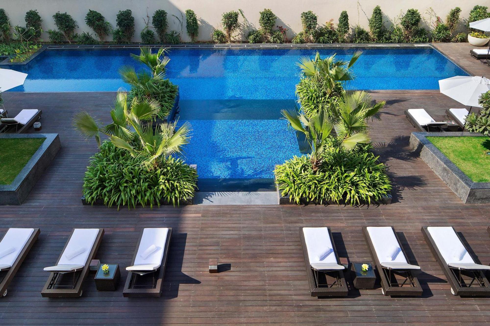Jw Marriott Hotel New Delhi Aerocity Exterior foto The pool at the hotel