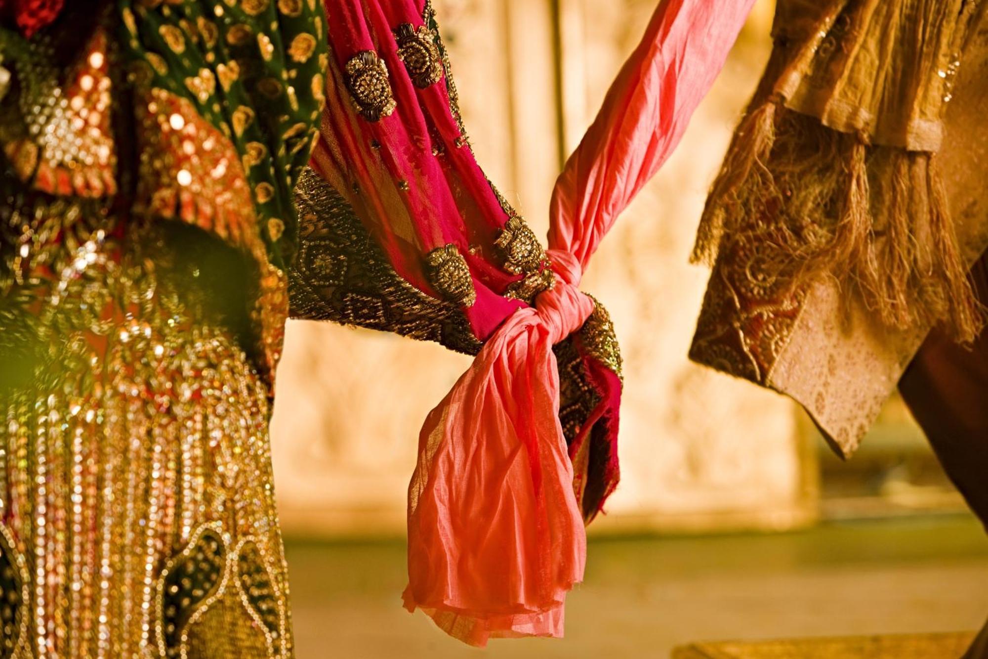 Jw Marriott Hotel New Delhi Aerocity Exterior foto The bride and groom hold hands during the wedding ceremony.