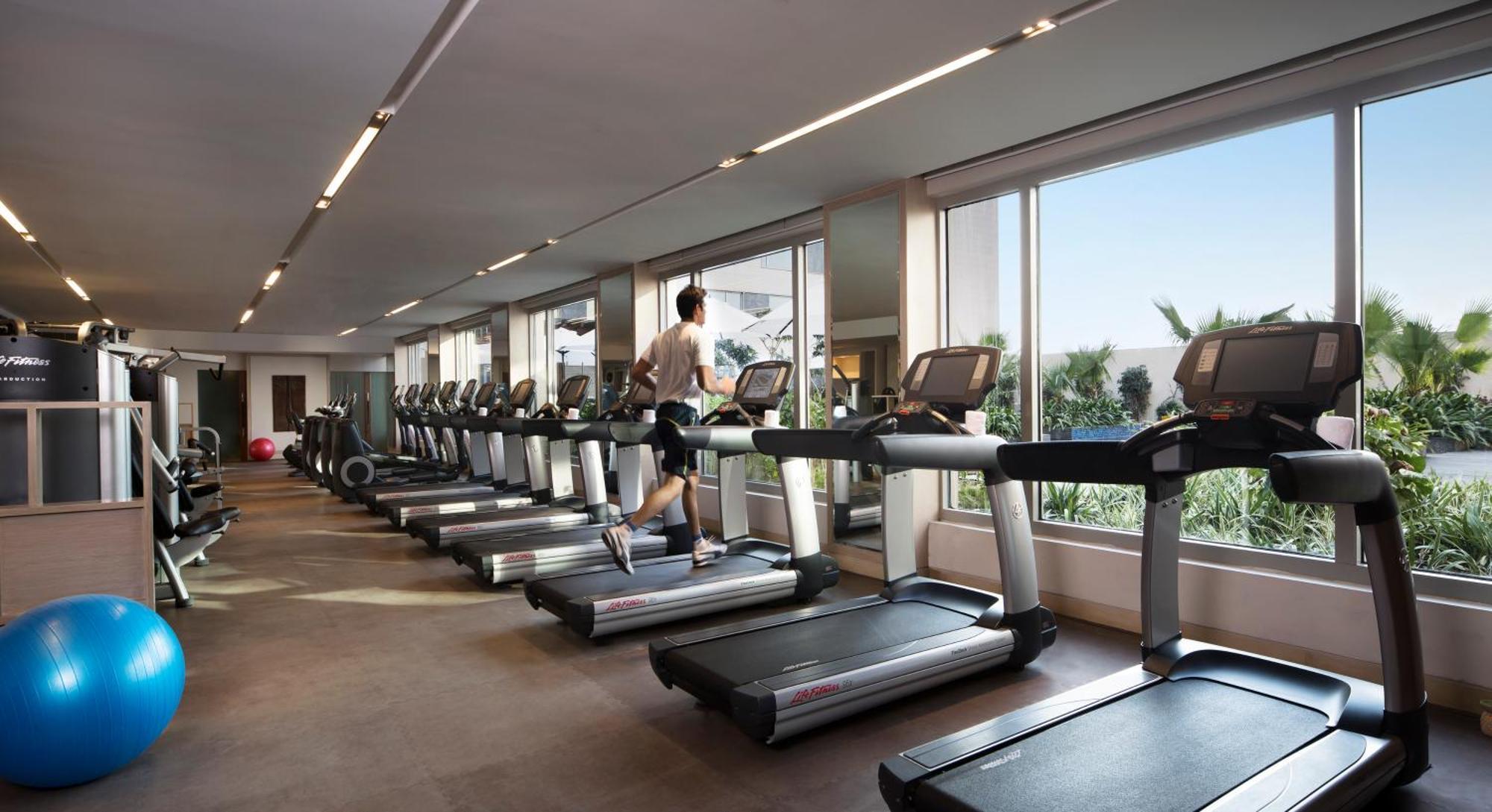 Jw Marriott Hotel New Delhi Aerocity Exterior foto The gym at the hotel