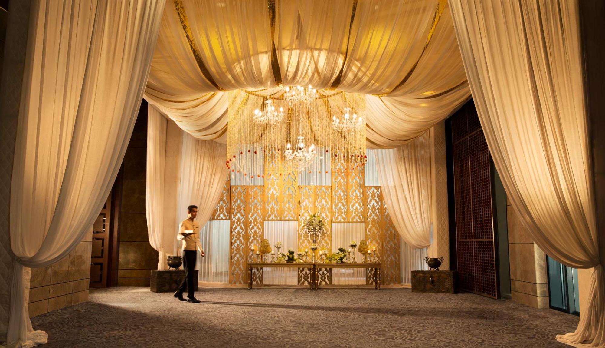 Jw Marriott Hotel New Delhi Aerocity Exterior foto The lobby of the Ritz-Carlton, Dubai