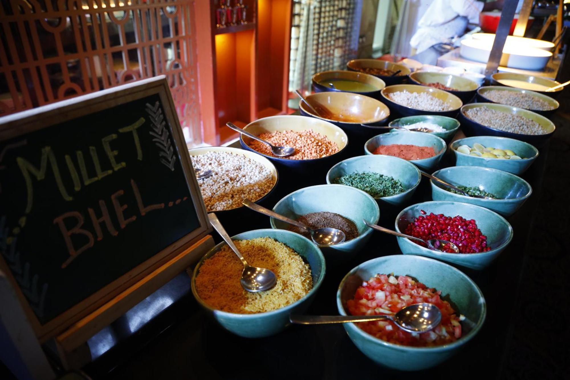 Jw Marriott Hotel New Delhi Aerocity Exterior foto A selection of muesli at a buffet
