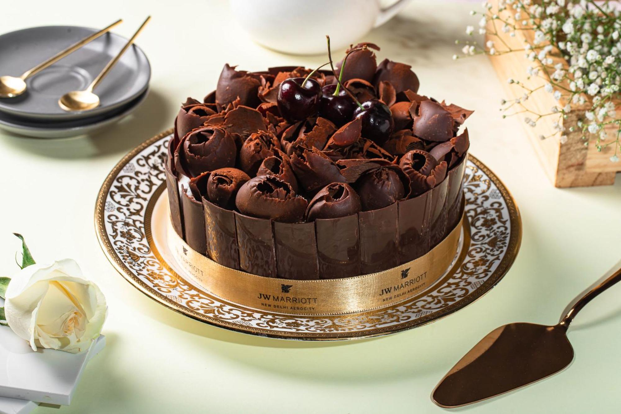 Jw Marriott Hotel New Delhi Aerocity Exterior foto A chocolate cake