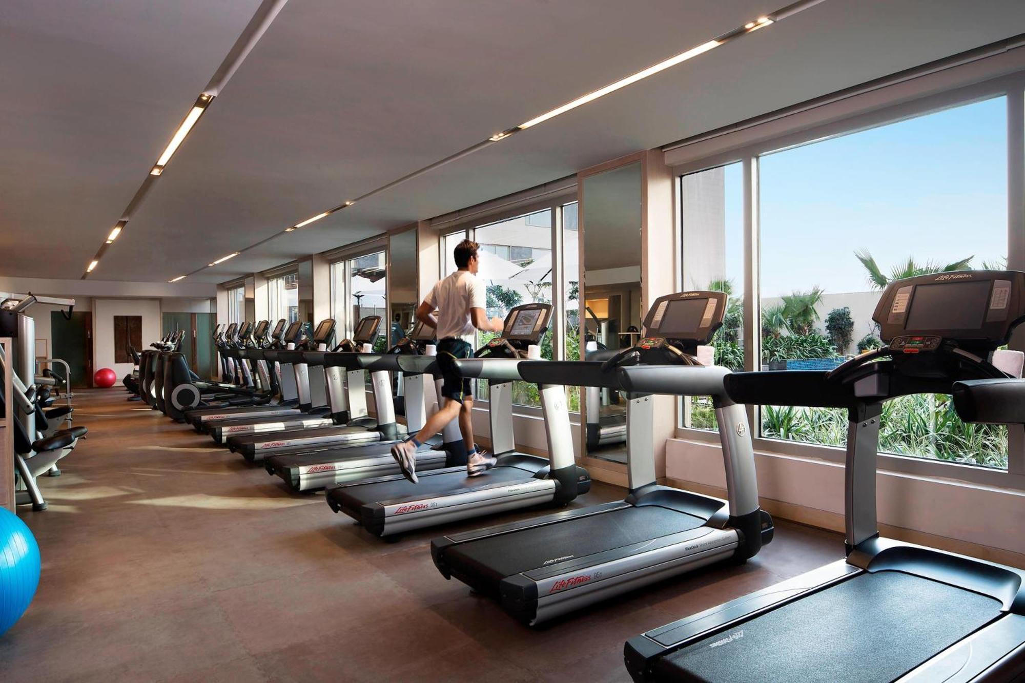 Jw Marriott Hotel New Delhi Aerocity Exterior foto The gym at the hotel